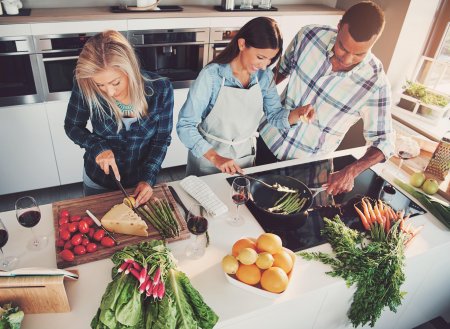 Ricevere ospiti a casa tra social eating e cene tra amici